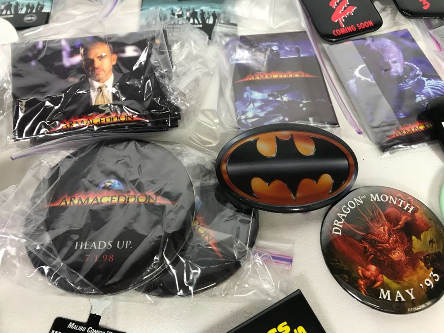 Collection Of Various Vintage Movie, TV Show, Comic Book Promotional Buttons Batman, LOST, Gremlins 2, The Addams Family - See All Photos [Photo 3]