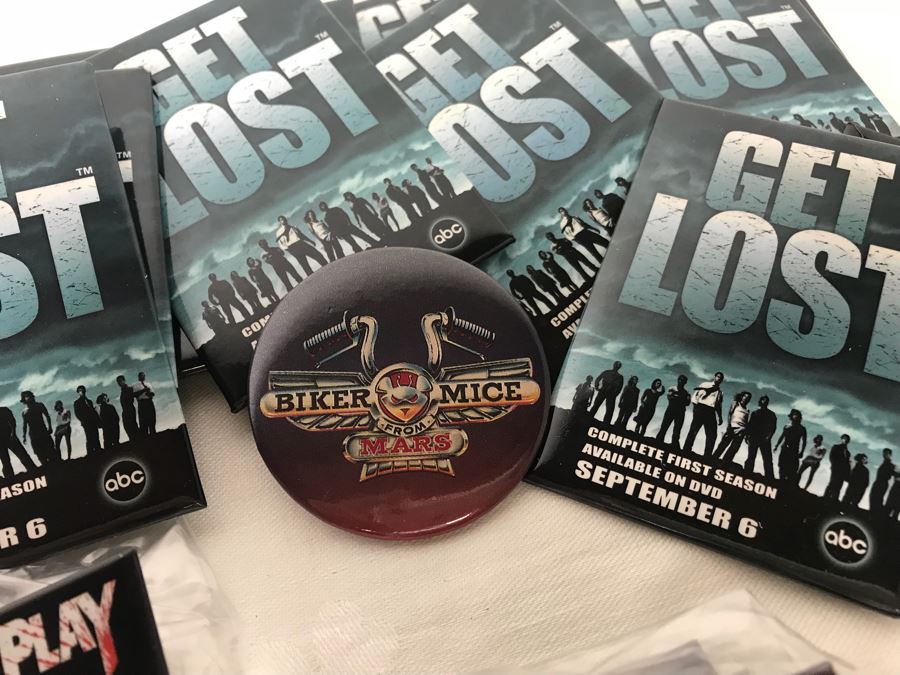 Collection Of Various Vintage Movie, TV Show, Comic Book Promotional Buttons Batman, LOST, Gremlins 2, The Addams Family - See All Photos [Photo 7]