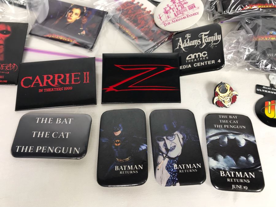 Collection Of Various Vintage Movie, TV Show, Comic Book Promotional Buttons Batman, LOST, Gremlins 2, The Addams Family - See All Photos [Photo 9]