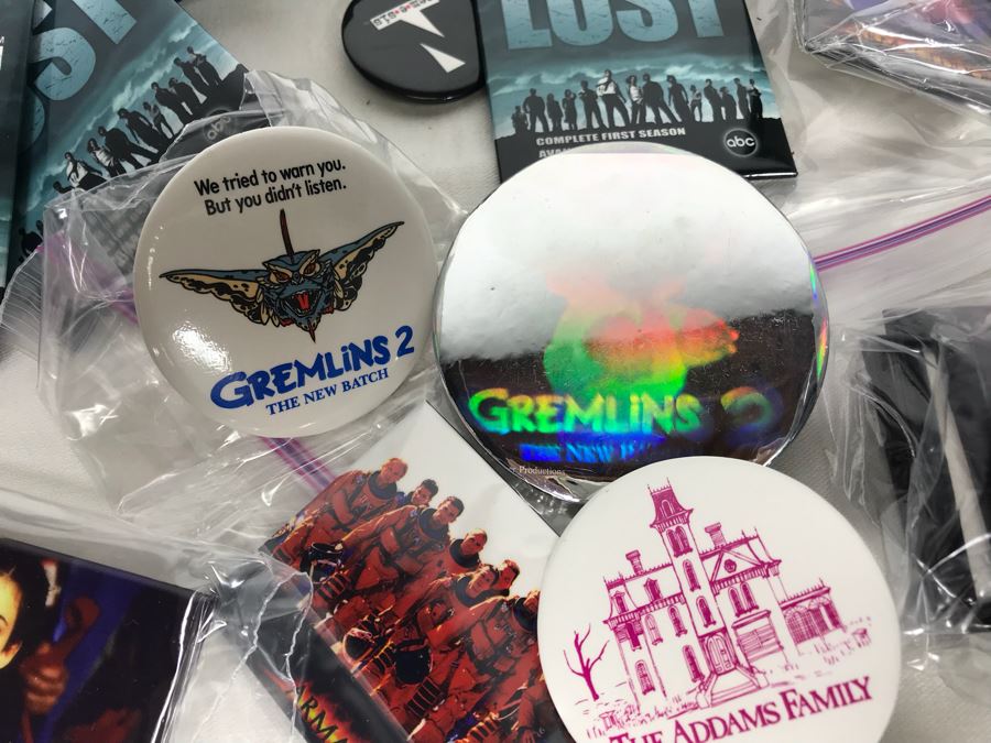 Collection Of Various Vintage Movie, TV Show, Comic Book Promotional Buttons Batman, LOST, Gremlins 2, The Addams Family - See All Photos [Photo 13]
