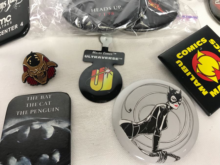 Collection Of Various Vintage Movie, TV Show, Comic Book Promotional Buttons Batman, LOST, Gremlins 2, The Addams Family - See All Photos [Photo 10]