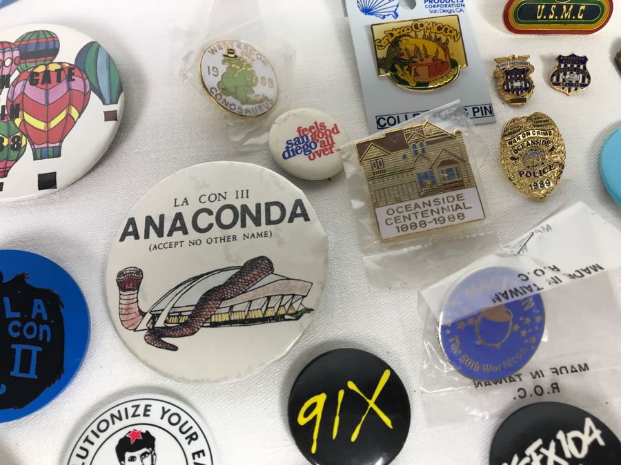 Collection Of Various Vintage Buttons Including Local Radio Stations, Oceanside, Football, San Diego Zoo, Seaworld, L.A. Con - See Photos [Photo 18]