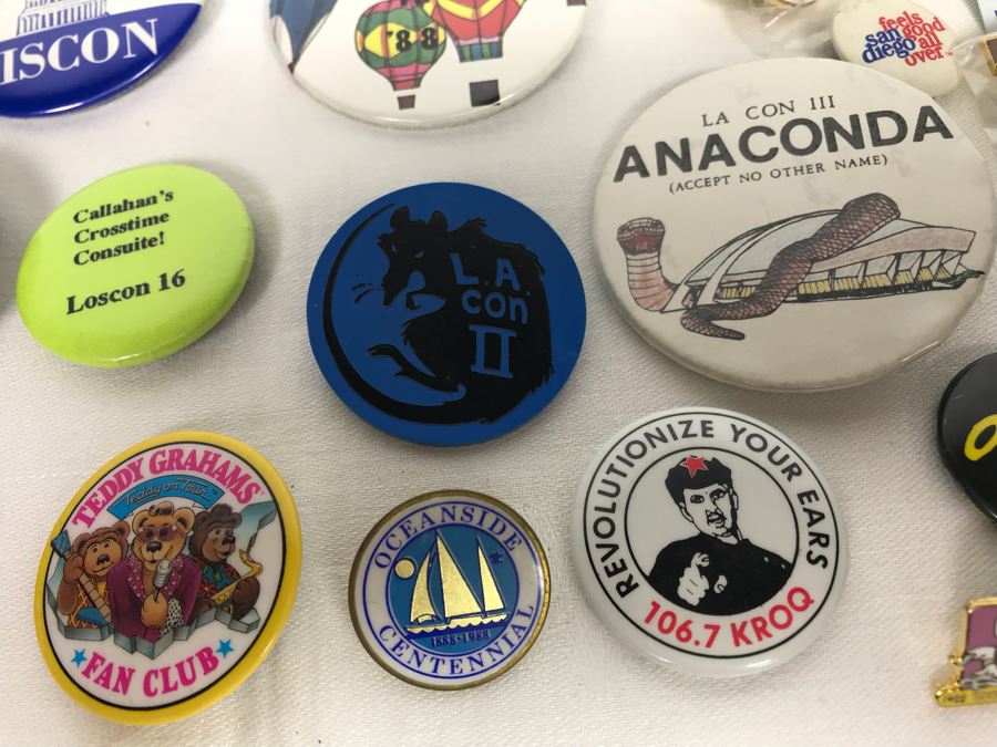 Collection Of Various Vintage Buttons Including Local Radio Stations, Oceanside, Football, San Diego Zoo, Seaworld, L.A. Con - See Photos [Photo 17]