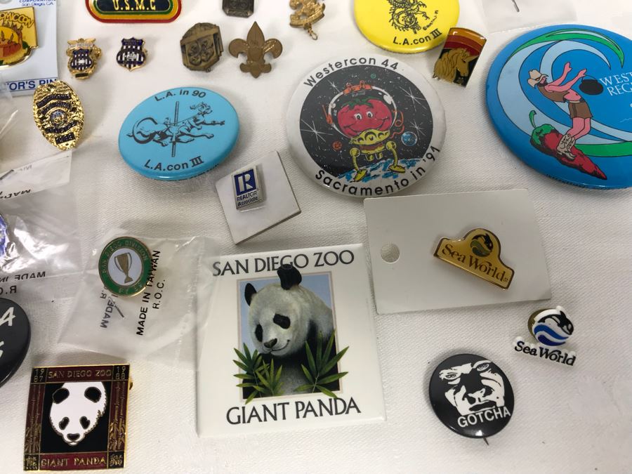 Collection Of Various Vintage Buttons Including Local Radio Stations, Oceanside, Football, San Diego Zoo, Seaworld, L.A. Con - See Photos [Photo 7]