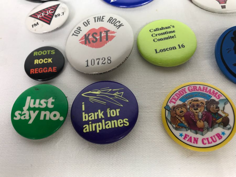 Collection Of Various Vintage Buttons Including Local Radio Stations, Oceanside, Football, San Diego Zoo, Seaworld, L.A. Con - See Photos [Photo 16]