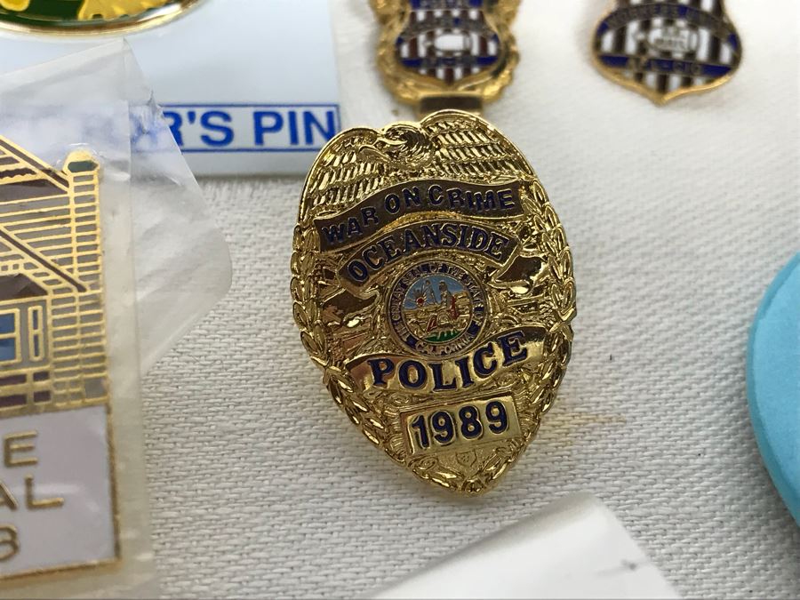 Collection Of Various Vintage Buttons Including Local Radio Stations, Oceanside, Football, San Diego Zoo, Seaworld, L.A. Con - See Photos [Photo 3]