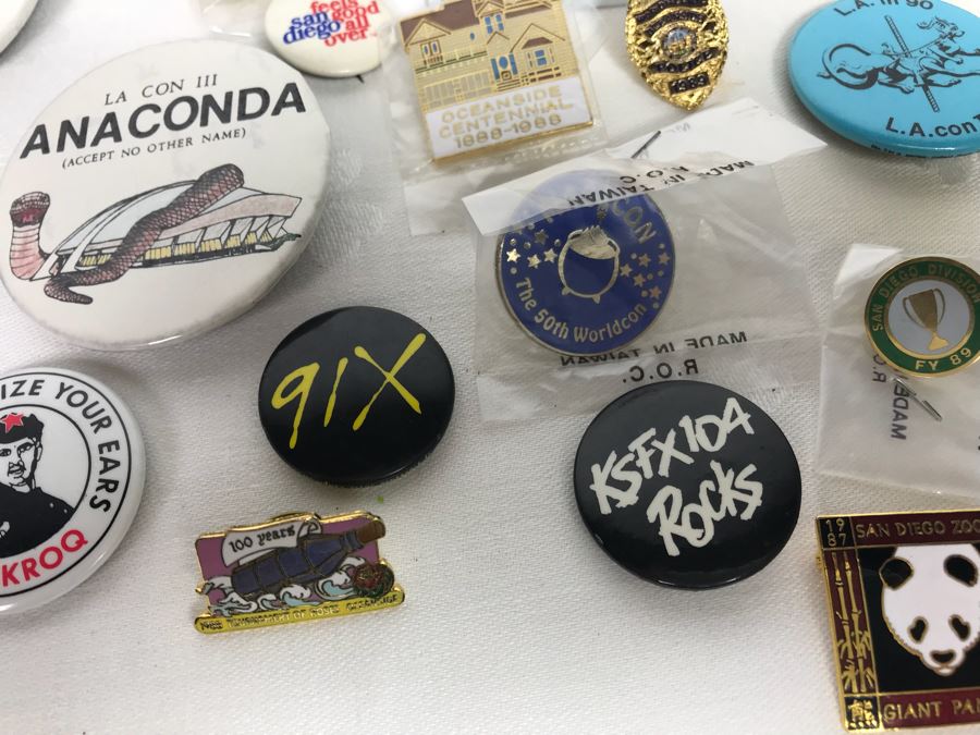 Collection Of Various Vintage Buttons Including Local Radio Stations, Oceanside, Football, San Diego Zoo, Seaworld, L.A. Con - See Photos [Photo 19]