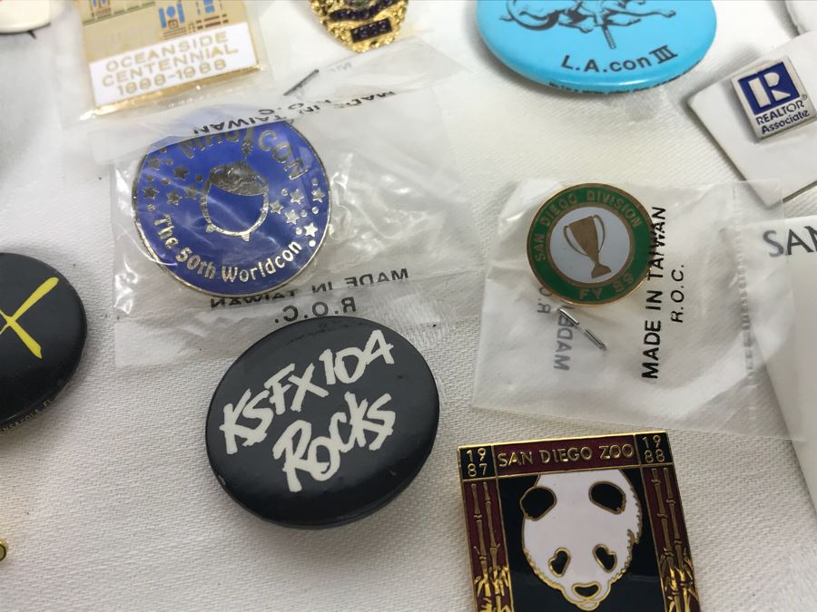 Collection Of Various Vintage Buttons Including Local Radio Stations, Oceanside, Football, San Diego Zoo, Seaworld, L.A. Con - See Photos [Photo 21]