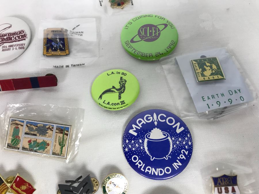 Collection Of Various Vintage Buttons Including Local Radio Stations, Oceanside, Football, San Diego Zoo, Seaworld, L.A. Con - See Photos [Photo 10]