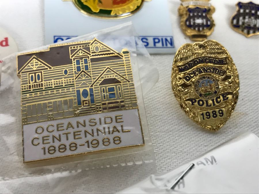 Collection Of Various Vintage Buttons Including Local Radio Stations, Oceanside, Football, San Diego Zoo, Seaworld, L.A. Con - See Photos [Photo 2]