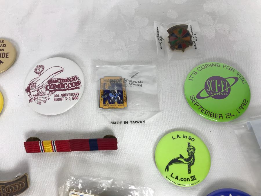 Collection Of Various Vintage Buttons Including Local Radio Stations, Oceanside, Football, San Diego Zoo, Seaworld, L.A. Con - See Photos [Photo 11]
