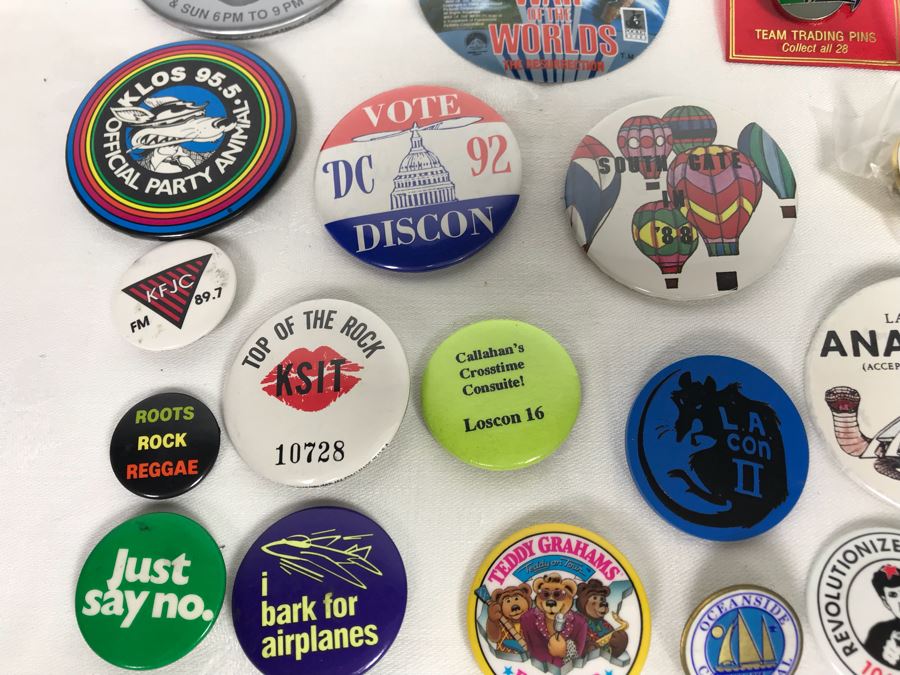 Collection Of Various Vintage Buttons Including Local Radio Stations, Oceanside, Football, San Diego Zoo, Seaworld, L.A. Con - See Photos [Photo 15]