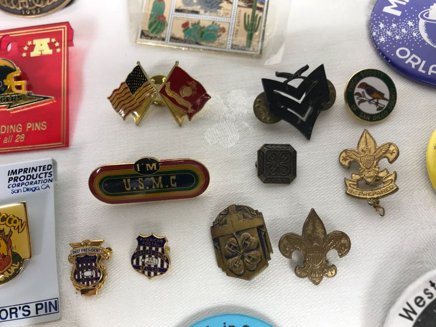 Collection Of Various Vintage Buttons Including Local Radio Stations, Oceanside, Football, San Diego Zoo, Seaworld, L.A. Con - See Photos [Photo 9]