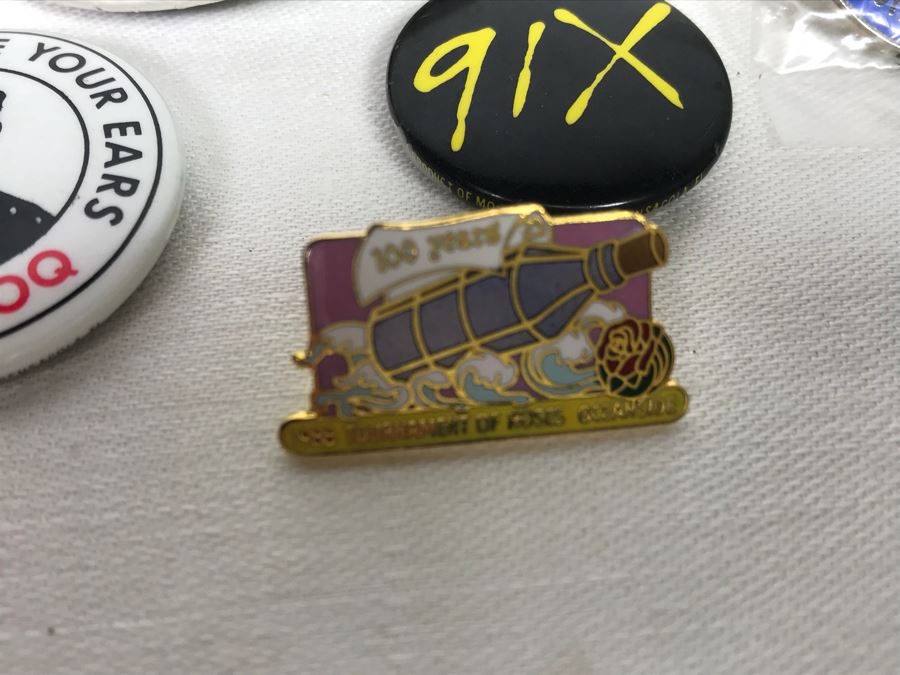 Collection Of Various Vintage Buttons Including Local Radio Stations, Oceanside, Football, San Diego Zoo, Seaworld, L.A. Con - See Photos [Photo 20]