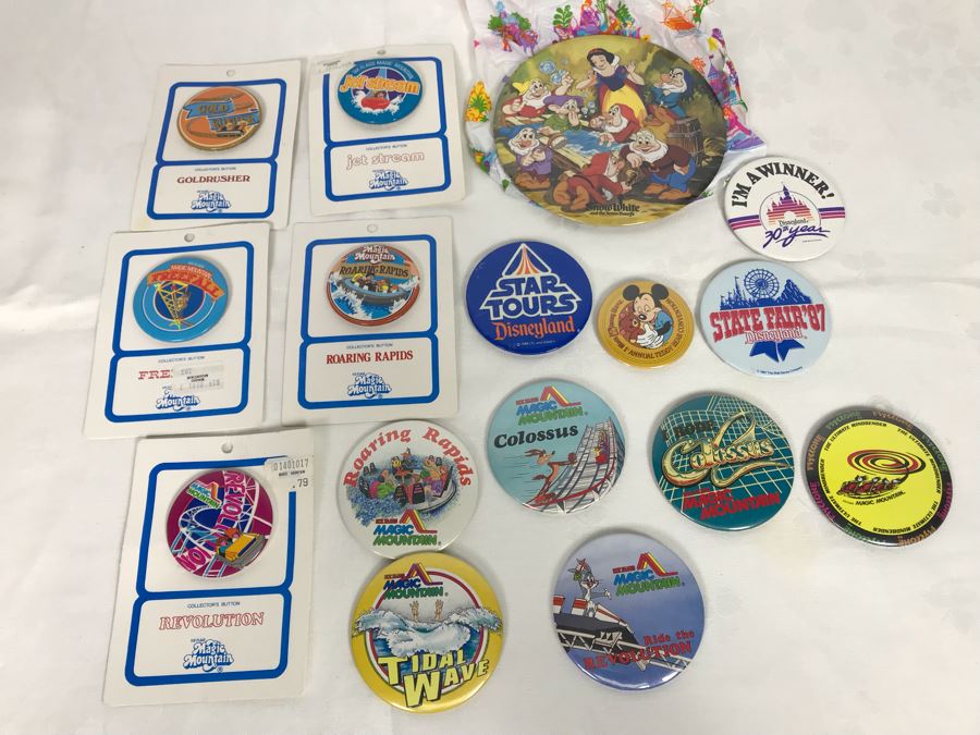 Collection Of Various Vintage Disneyland Star Tours Snow White And Magic Mountain Colossus Buttons - See Photos [Photo 1]