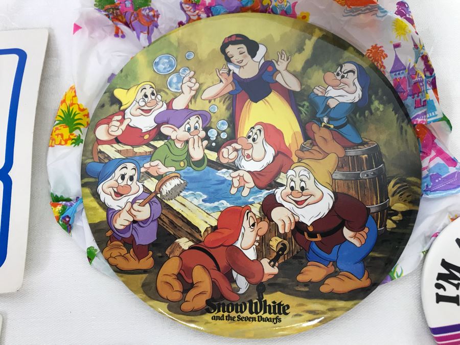 Collection Of Various Vintage Disneyland Star Tours Snow White And Magic Mountain Colossus Buttons - See Photos [Photo 3]