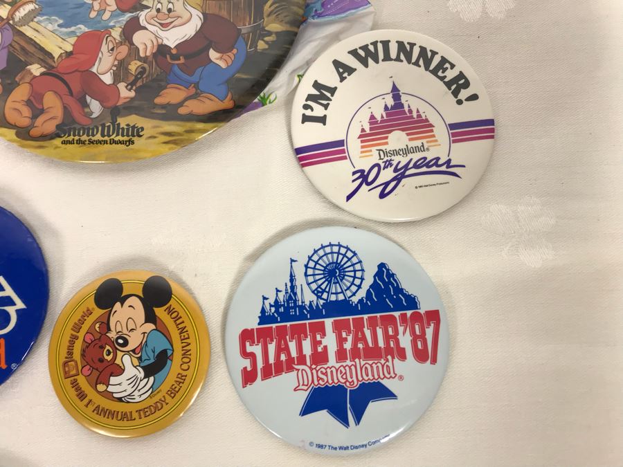 Collection Of Various Vintage Disneyland Star Tours Snow White And Magic Mountain Colossus Buttons - See Photos [Photo 5]