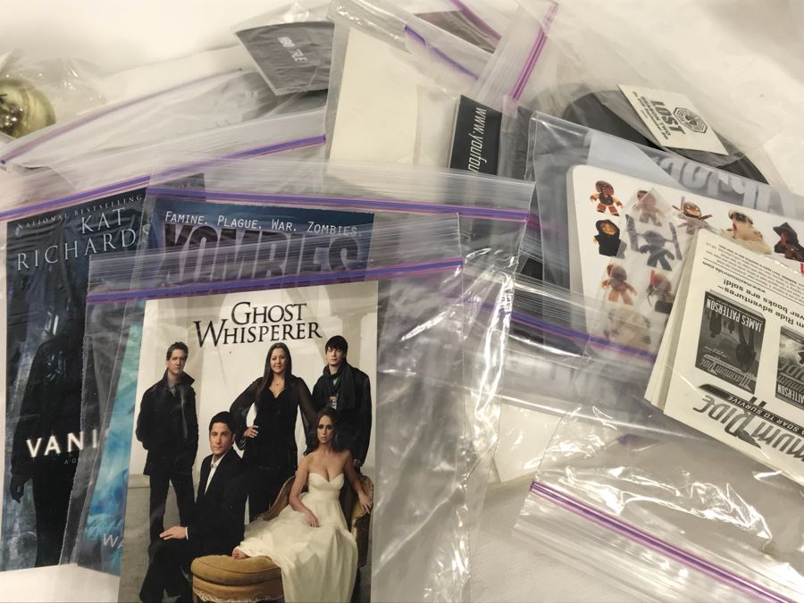 Huge Box Filled With Various Vintage Movie, TV Series And Comic Book Promotional Items Including Cards, Keychains, Trading Cards Mainly From Comic Con - See All Photos [Photo 55]