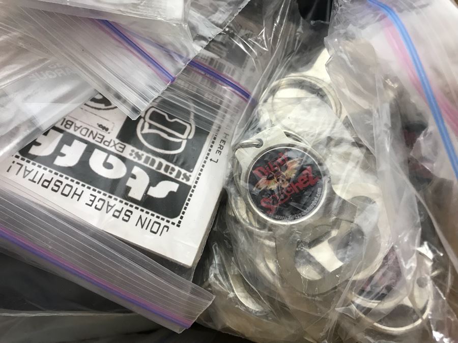 Huge Box Filled With Various Vintage Movie, TV Series And Comic Book Promotional Items Including Cards, Keychains, Trading Cards Mainly From Comic Con - See All Photos [Photo 4]