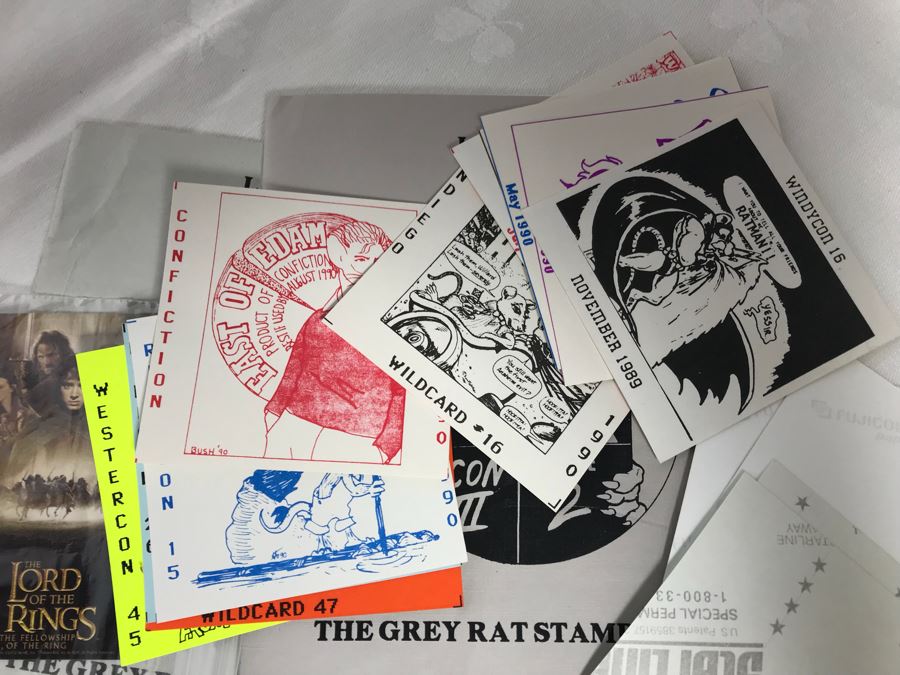 Huge Box Filled With Various Vintage Movie, TV Series And Comic Book Promotional Items Including Cards, Keychains, Trading Cards Mainly From Comic Con - See All Photos [Photo 12]