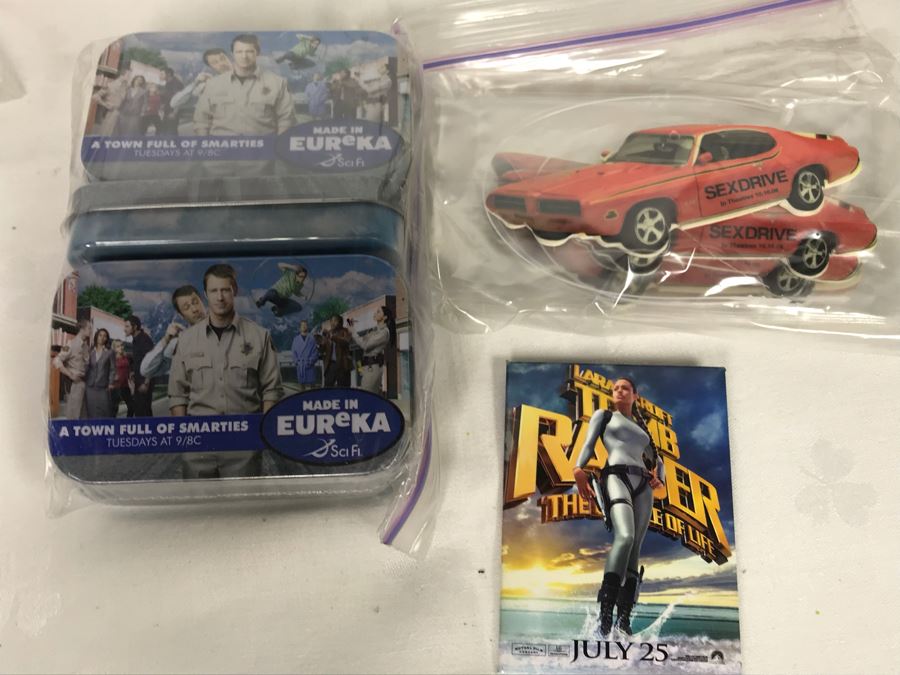 Huge Box Filled With Various Vintage Movie, TV Series And Comic Book Promotional Items Including Cards, Keychains, Trading Cards Mainly From Comic Con - See All Photos [Photo 49]
