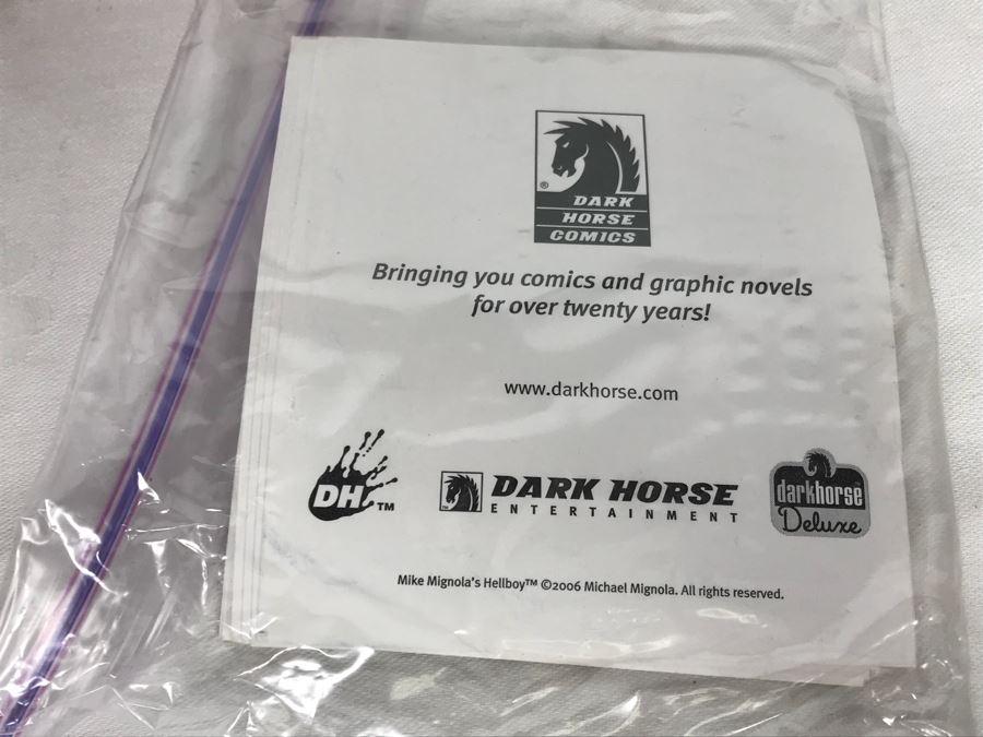 Huge Box Filled With Various Vintage Movie, TV Series And Comic Book Promotional Items Including Cards, Keychains, Trading Cards Mainly From Comic Con - See All Photos [Photo 53]