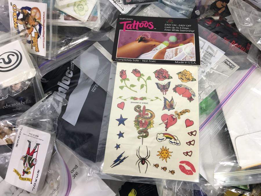 Huge Box Filled With Various Vintage Movie, TV Series And Comic Book Promotional Items Including Cards, Keychains, Trading Cards Mainly From Comic Con - See All Photos [Photo 29]