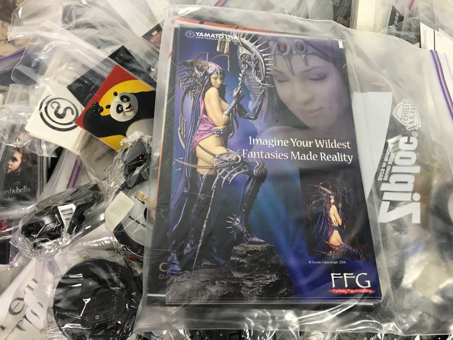 Huge Box Filled With Various Vintage Movie, TV Series And Comic Book Promotional Items Including Cards, Keychains, Trading Cards Mainly From Comic Con - See All Photos [Photo 13]