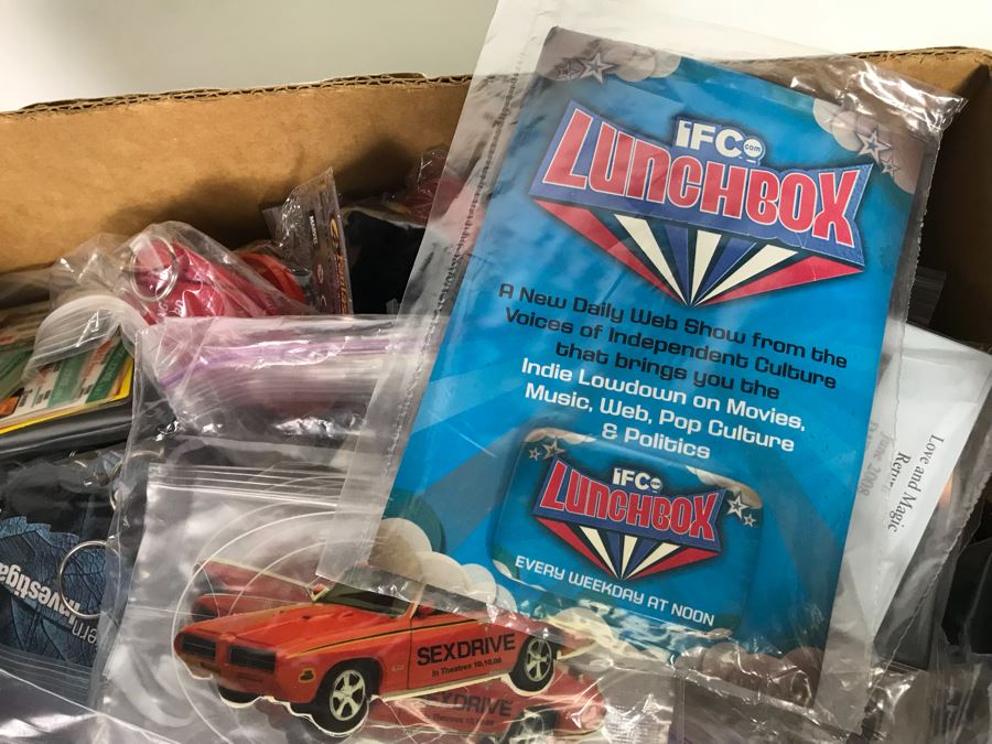 Huge Box Filled With Various Vintage Movie, TV Series And Comic Book Promotional Items Including Cards, Keychains, Trading Cards Mainly From Comic Con - See All Photos [Photo 5]