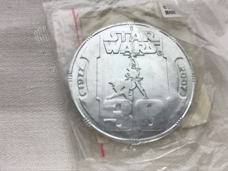 Huge Box Filled With Various Vintage Movie, TV Series And Comic Book Promotional Items Including Cards, Keychains, Trading Cards Mainly From Comic Con - See All Photos [Photo 54]