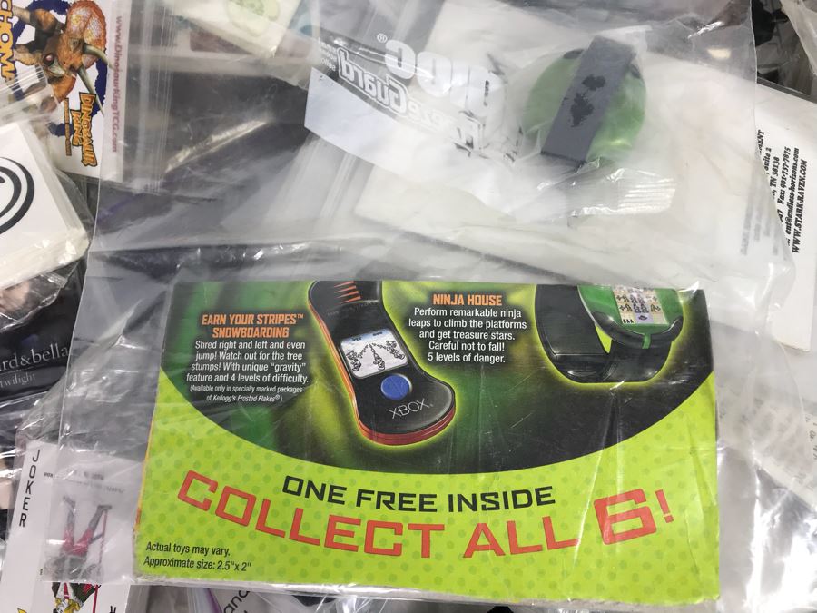 Huge Box Filled With Various Vintage Movie, TV Series And Comic Book Promotional Items Including Cards, Keychains, Trading Cards Mainly From Comic Con - See All Photos [Photo 28]