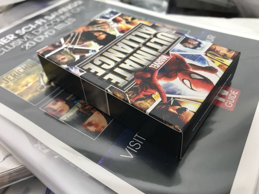 Huge Box Filled With Various Vintage Movie, TV Series And Comic Book Promotional Items Including Cards, Keychains, Trading Cards Mainly From Comic Con - See All Photos [Photo 25]