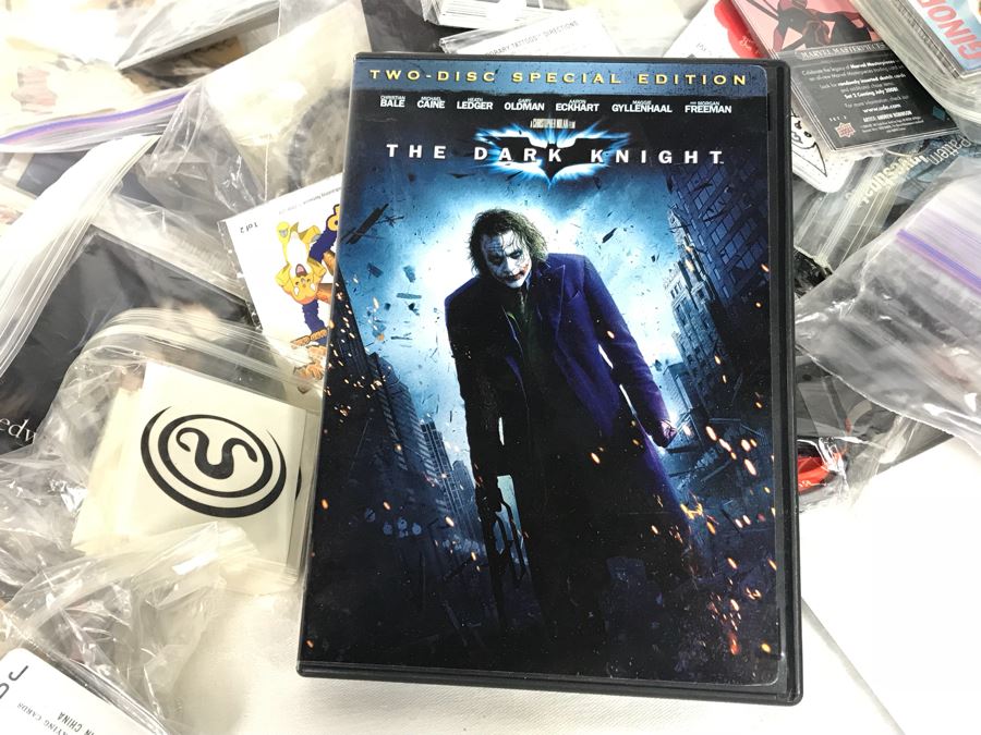 Huge Box Filled With Various Vintage Movie, TV Series And Comic Book Promotional Items Including Cards, Keychains, Trading Cards Mainly From Comic Con - See All Photos [Photo 40]