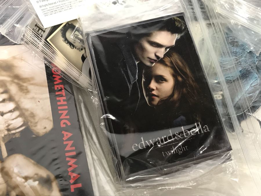 Huge Box Filled With Various Vintage Movie, TV Series And Comic Book Promotional Items Including Cards, Keychains, Trading Cards Mainly From Comic Con - See All Photos [Photo 47]