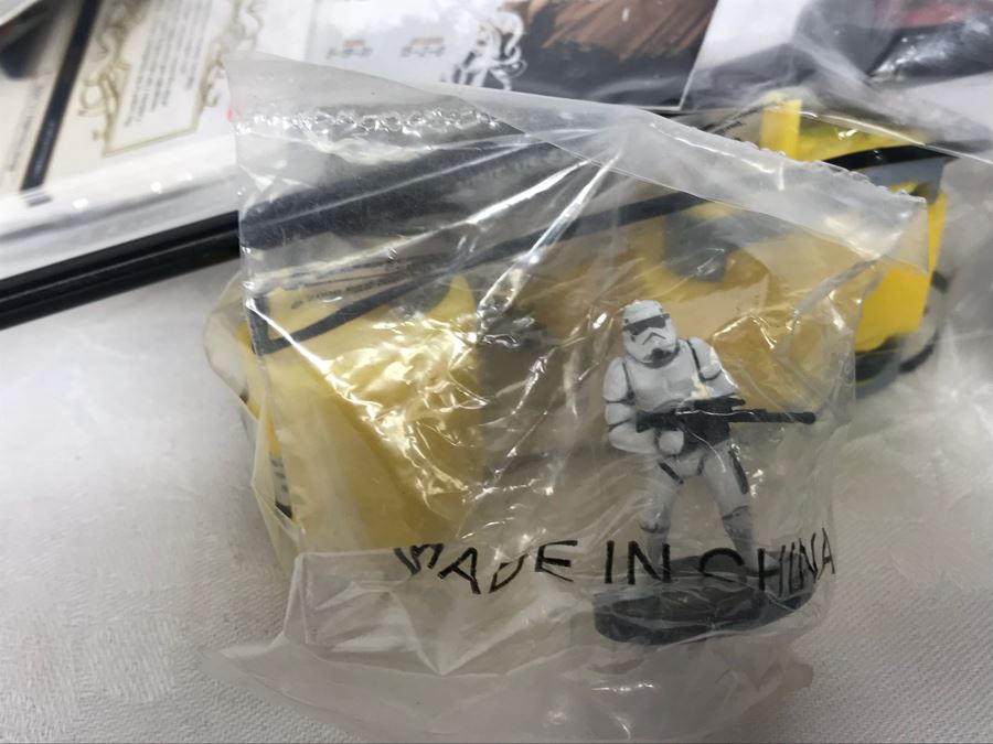 Huge Box Filled With Various Vintage Movie, TV Series And Comic Book Promotional Items Including Cards, Keychains, Trading Cards Mainly From Comic Con - See All Photos [Photo 51]