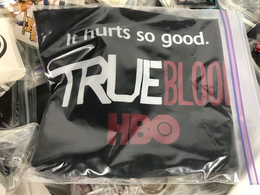 Huge Box Filled With Various Vintage Movie, TV Series And Comic Book Promotional Items Including Cards, Keychains, Trading Cards Mainly From Comic Con - See All Photos [Photo 31]