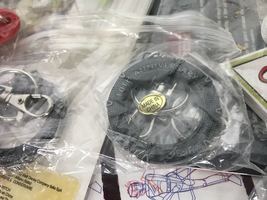 Huge Box Filled With Various Vintage Movie, TV Series And Comic Book Promotional Items Including Cards, Keychains, Trading Cards Mainly From Comic Con - See All Photos [Photo 16]