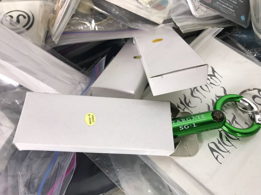 Huge Box Filled With Various Vintage Movie, TV Series And Comic Book Promotional Items Including Cards, Keychains, Trading Cards Mainly From Comic Con - See All Photos [Photo 27]