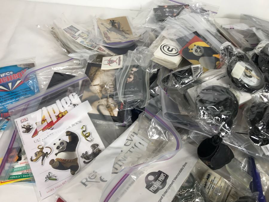 Huge Box Filled With Various Vintage Movie, TV Series And Comic Book Promotional Items Including Cards, Keychains, Trading Cards Mainly From Comic Con - See All Photos [Photo 7]