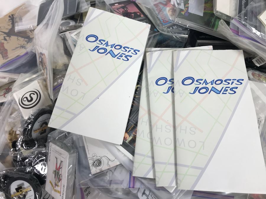 Huge Box Filled With Various Vintage Movie, TV Series And Comic Book Promotional Items Including Cards, Keychains, Trading Cards Mainly From Comic Con - See All Photos [Photo 23]