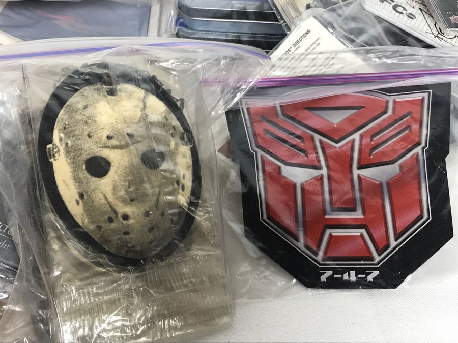 Huge Box Filled With Various Vintage Movie, TV Series And Comic Book Promotional Items Including Cards, Keychains, Trading Cards Mainly From Comic Con - See All Photos [Photo 44]