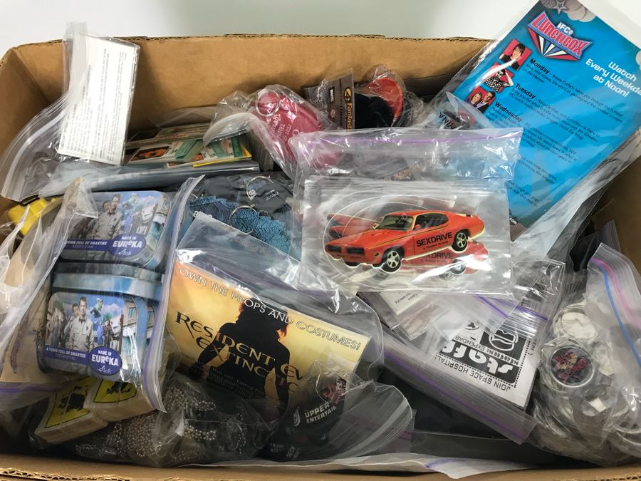 Huge Box Filled With Various Vintage Movie, TV Series And Comic Book Promotional Items Including Cards, Keychains, Trading Cards Mainly From Comic Con - See All Photos [Photo 2]