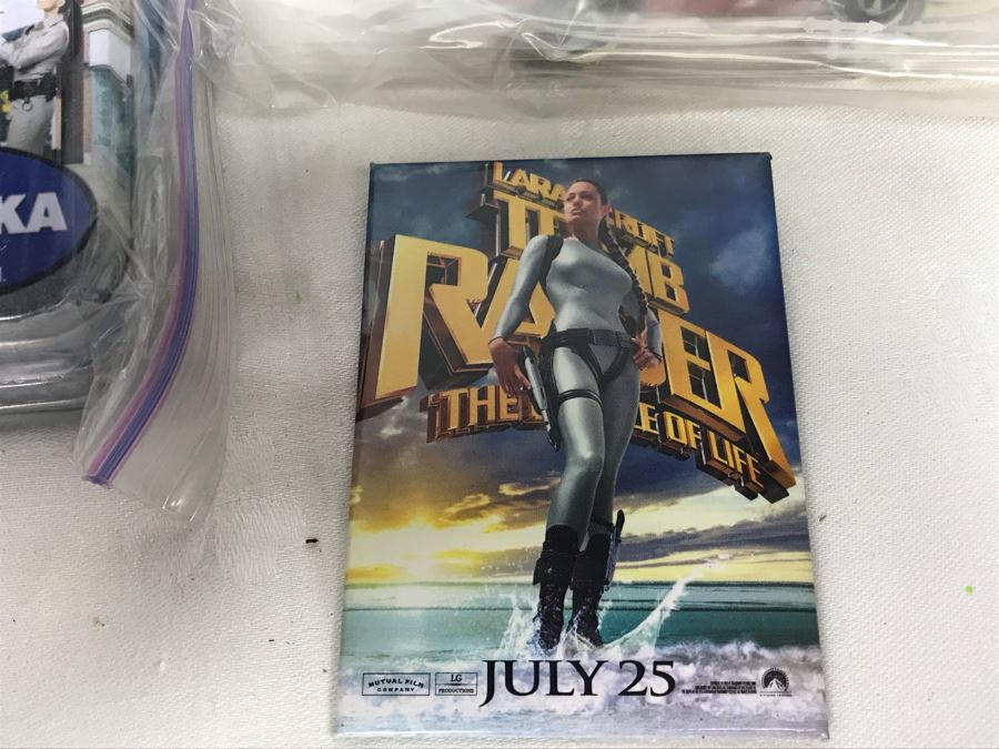 Huge Box Filled With Various Vintage Movie, TV Series And Comic Book Promotional Items Including Cards, Keychains, Trading Cards Mainly From Comic Con - See All Photos [Photo 50]