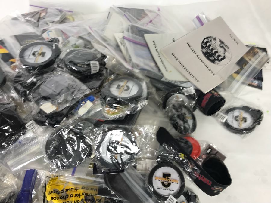 Huge Box Filled With Various Vintage Movie, TV Series And Comic Book Promotional Items Including Cards, Keychains, Trading Cards Mainly From Comic Con - See All Photos [Photo 8]