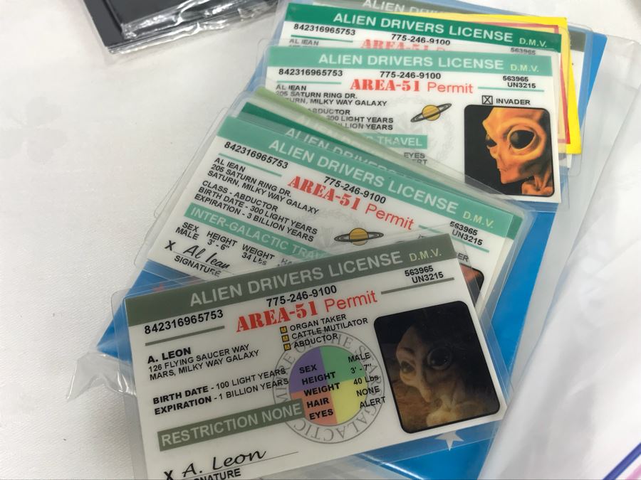 Huge Box Filled With Various Vintage Movie, TV Series And Comic Book Promotional Items Including Cards, Keychains, Trading Cards Mainly From Comic Con - See All Photos [Photo 41]