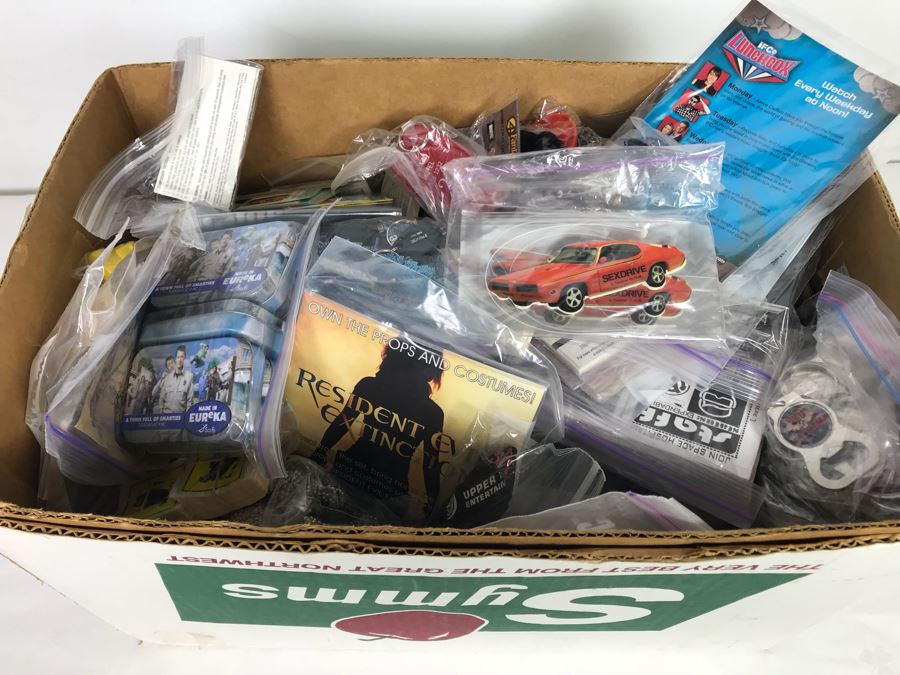 Huge Box Filled With Various Vintage Movie, TV Series And Comic Book Promotional Items Including Cards, Keychains, Trading Cards Mainly From Comic Con - See All Photos