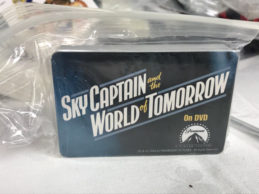 Huge Box Filled With Various Vintage Movie, TV Series And Comic Book Promotional Items Including Cards, Keychains, Trading Cards Mainly From Comic Con - See All Photos [Photo 43]