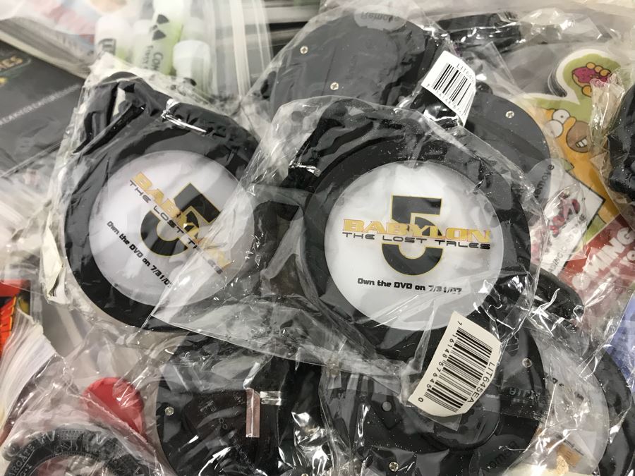 Huge Box Filled With Various Vintage Movie, TV Series And Comic Book Promotional Items Including Cards, Keychains, Trading Cards Mainly From Comic Con - See All Photos [Photo 14]