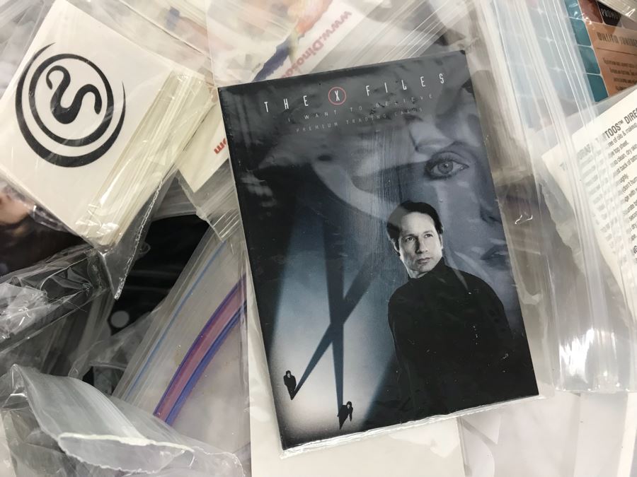 Huge Box Filled With Various Vintage Movie, TV Series And Comic Book Promotional Items Including Cards, Keychains, Trading Cards Mainly From Comic Con - See All Photos [Photo 21]