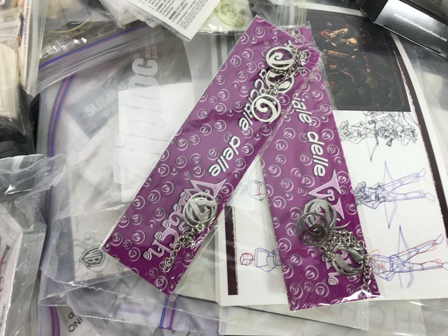 Huge Box Filled With Various Vintage Movie, TV Series And Comic Book Promotional Items Including Cards, Keychains, Trading Cards Mainly From Comic Con - See All Photos [Photo 22]